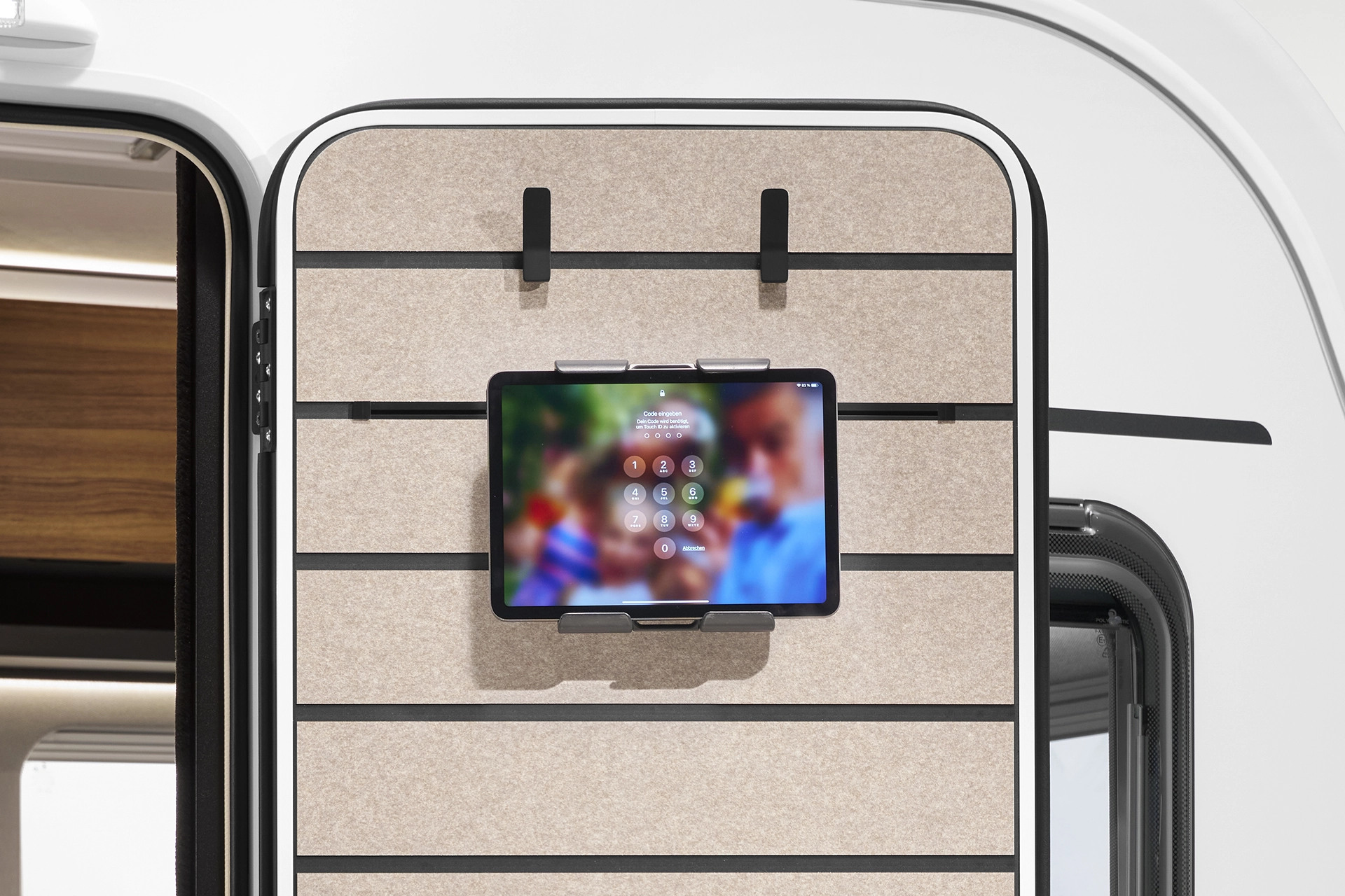 Whether indoors or outdoors – the tablet holder turns the comfort door into a small home cinema.