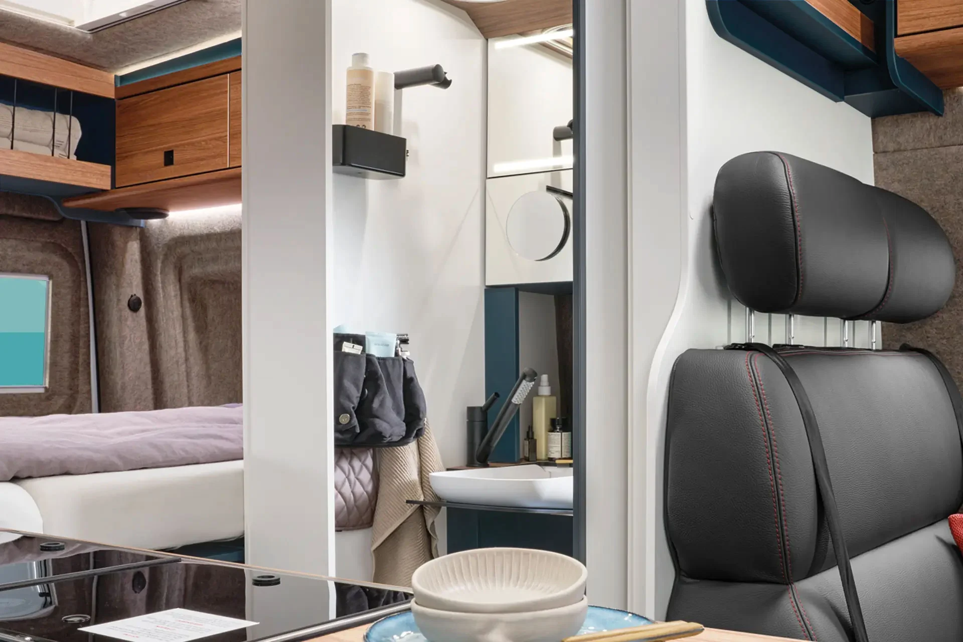 Ett stilfullt badrum som imponerar med högkvalitativa material och genomtänkt design.
