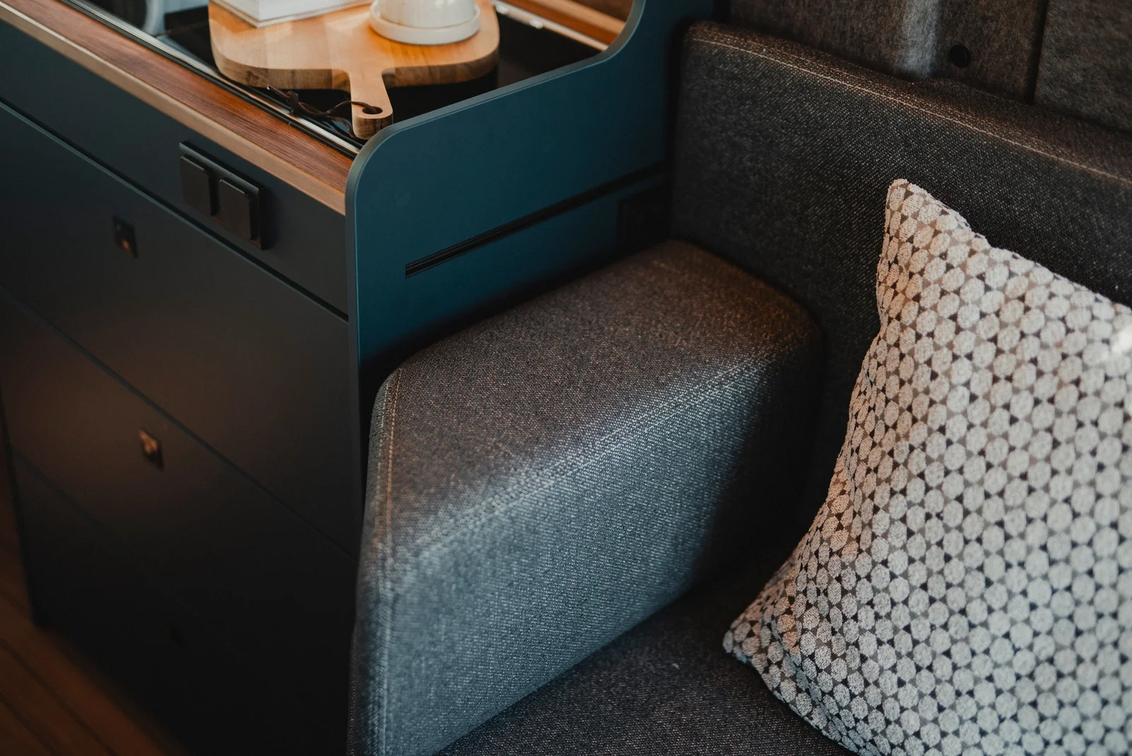 Möbeldekoren Deep Ocean i kombination med textilvärlden Seattle Stone skapar en elegant och harmonisk boendemiljö i ERIBA Car 602.
