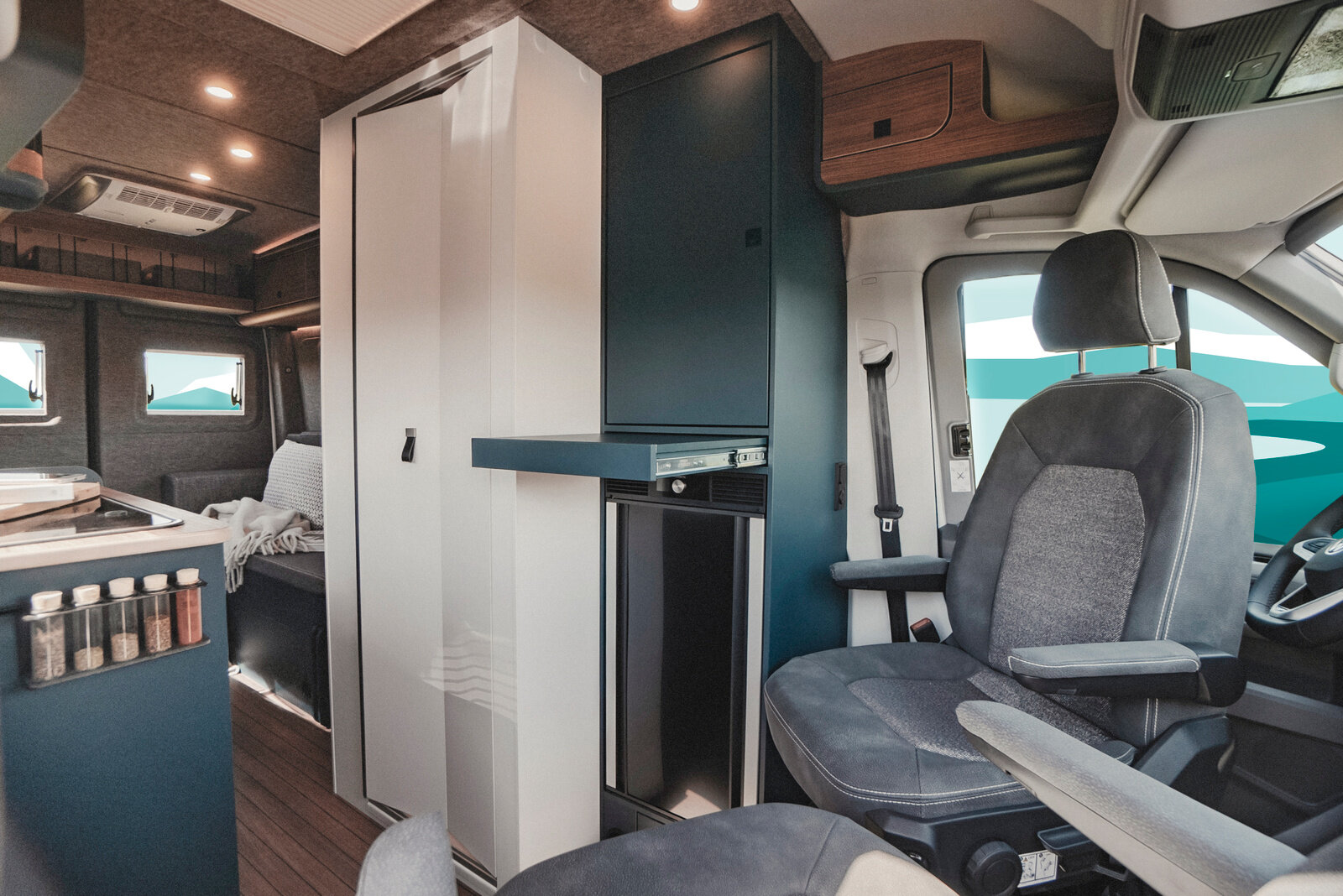 Den moderna förarhytten i ERIBA Car 602 övertygar med ergonomisk design och högkvalitativ finish.